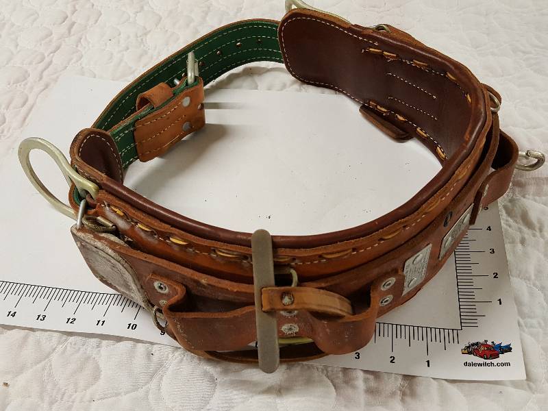 lot 1138 image: In beautiful shape is the heavy real leather Bashlin utility pole climbers D Ring belt with saddles for a lot of tools and equipment