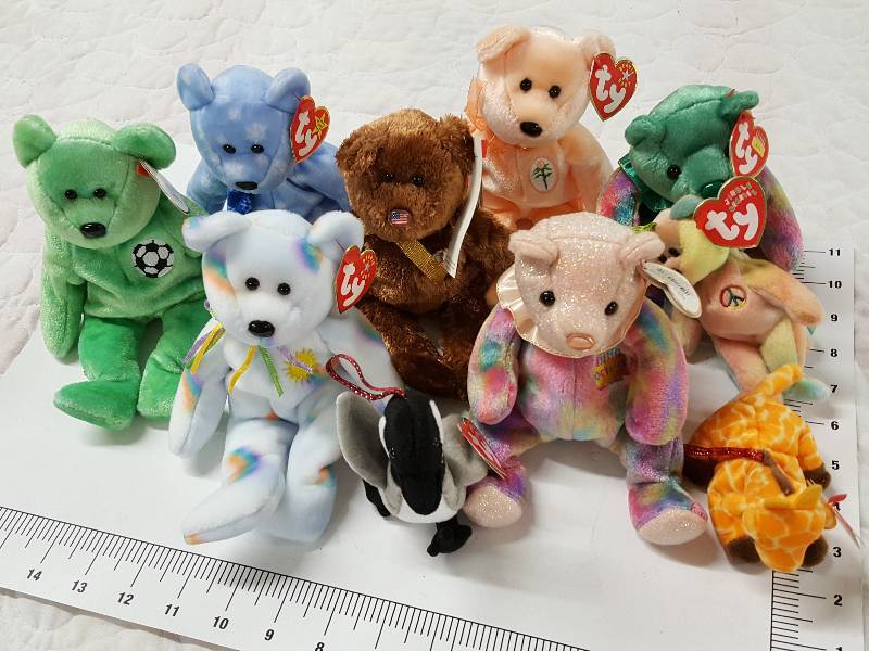 lot 1149 image: A whole group of the TY Beanie Babies all 10 are clean and with the tags
