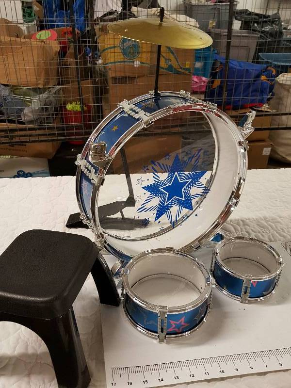 lot 1152 image: Childs (ages 1-3) drum set seems to be missing the sticks, hummmm I wonder why