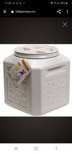 lot 52342 image: Vittles Vault Plus