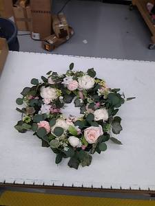 lot 50752 image: 16 decorative floral wreath