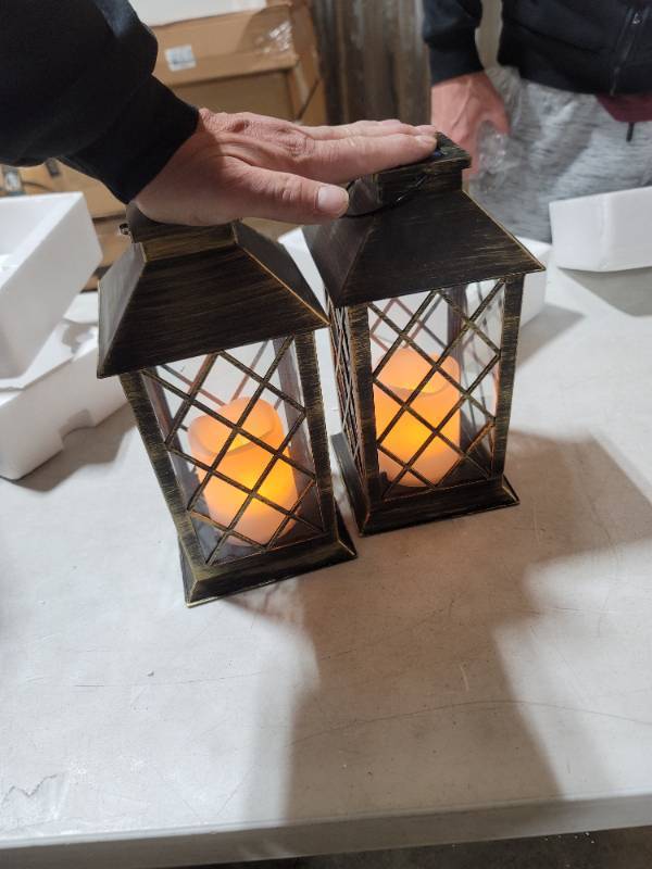lot 62901 image: 11 Solar Lights