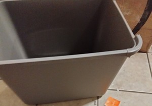 lot 185 image: Top Entry Cat Litter Box - 20 X 15 X 15 Inches, Beige