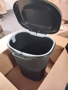 lot 231 image: rubbermaid bin