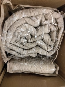 lot 264 image: bedding set three piece