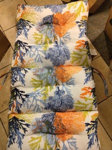 lot 277 image: cushion 43�23 inches