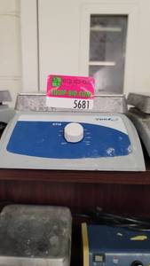 lot 5681 image: VWR HotPlate