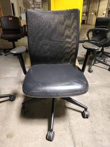 lot 18577 image: Mesh Back Adjustable Office Chair - Normal Wear