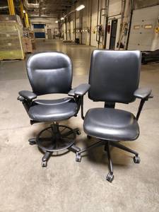 lot 18589 image: 2 Black Office Chairs