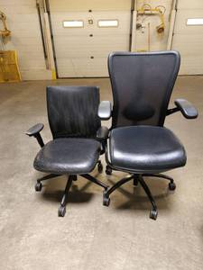 lot 18590 image: 2 Black Office Chairs