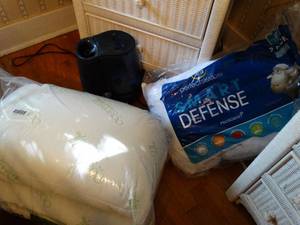 lot 1249 image: 3 New Unused Pillows