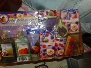 lot 1263 image: Sealed New Gift Basket of Lotions and More