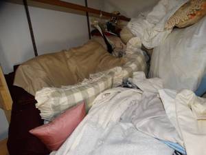 lot 1270 image: Huge Pile of Pillows and Linens