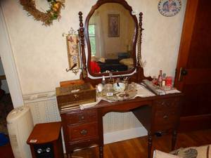lot 1277 image: Beautiful Antique Wood Desk  Vanity and Mirror
