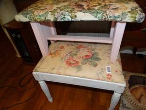 lot 1278 image: 2 Floral Padded Bench - Seats