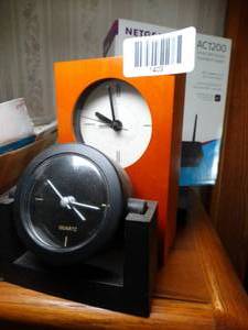 lot 1403 image: 2 Small Desk Clocks
