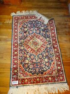 lot 1417 image: 19x 33 Antique Looking Floral Rug