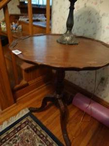 lot 1420 image: Beautiful Antique Decorative End Table