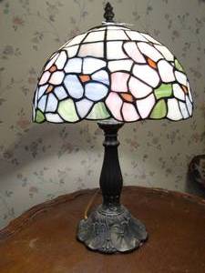 lot 1421 image: Beautiful Tiffany Style Vintage Floral Tabletop Lamp