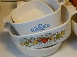 lot 1431 image: Mixed Lot of Floral Corning Ware