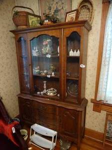 lot 1460 image: Bassett Furniture - China Cabinet