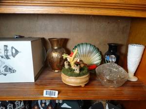 lot 1485 image: Mixed Lot of Decor on Shelf