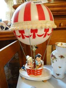 lot 1500 image: The Dolly Toy Co. Vintage Kids in Hot Air Balloon Lamp