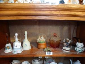 lot 1507 image: Fenton Bells  Snow Globe  Tiara Glass  Boydd Bears Etc