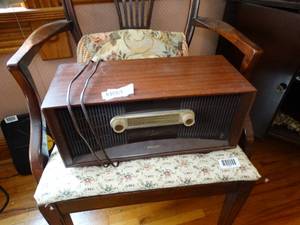 lot 1518 image: Stunning Vintage Philco Radio