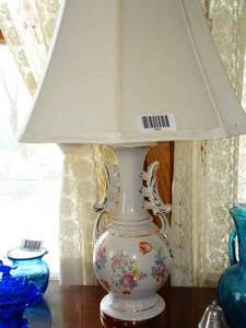 lot 1524 image: Decorative white glass Floral Lamp