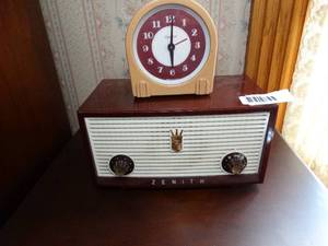 lot 1537 image: Old Art Deco Clock and Zenith Radio