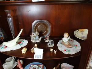lot 1541 image: Middle Row of China Cabinet  Fenton Bird  Misc Collectible Glass