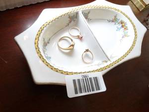 lot 1550 image: 3 Gold Rings and Hungarian Platter