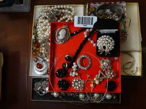 lot 1556 image: Mixed Lot of  Vintage Jewelry