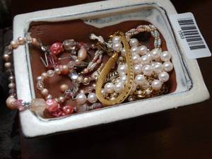 lot 1553 image: Small Dish w a variety of Old Jewelry
