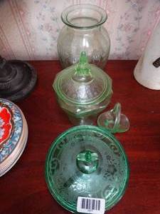 lot 1571 image: Lot of 4 Green Uranium Glass Collectibles