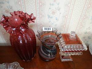 lot 1575 image: Pink - Red Hue  2 Ruffled Edge Vases - 1 Red Lidded Container