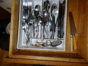 lot 1610 image: Drawer of Silverware