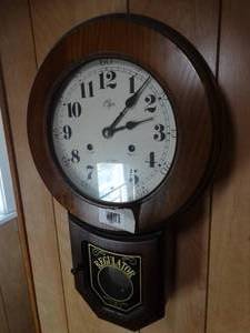 lot 1636 image: Elgin 31 Day Wall Clock w Key