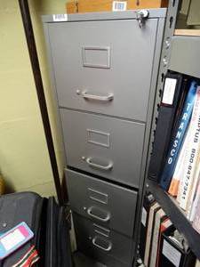 lot 1702 image: 4 Drawer Metal File Cabinet w Key