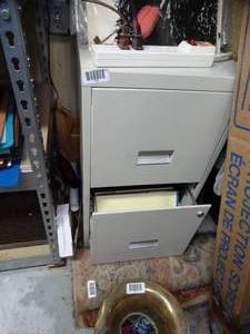 lot 1709 image: 2 Drawer metal file Cabinet