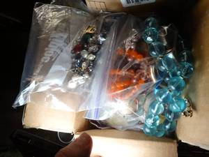 lot 1733 image: Beautiful Lot of Costume Jewelry