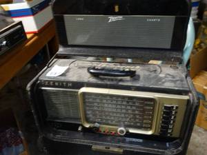 lot 1757 image: Really Cool  Zenith Transoceanic Wave Magnet In Vintage Radio
