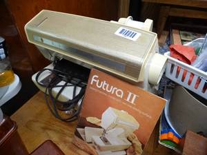 lot 1747 image: Singer Futura II 920 w Pedal
