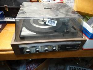 lot 1750 image: Soundesign 3-Speed Changer  Diamond Stylus  Turntable