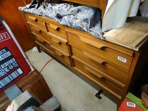 lot 1761 image: Nice 9 Drawer Wood Dresser