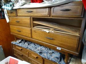lot 1759 image: Dresser w Contents  Needs TLC
