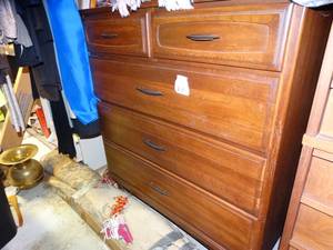 lot 1790 image: 5 Drawer Dresser Hiding in Basement