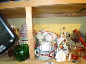 lot 1823 image: Wow L00K Vintage Pyrex Set  Collectible Glass and Misc