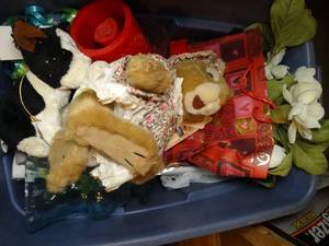 lot 1828 image: Tub full of Misc Decor